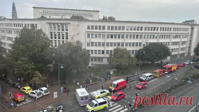 Французские СМИ сообщили, что напавший на школу с ножом оказался уроженцем Чечни. Мужчина совершивший нападение с ножом на лицей Гамбетта во французском городе Аррасе оказался уроженцем Чечни, сообщает Le Figaro. Газета уточняет, что подозреваемый ворвался в школу в районе 11.00 (12.00 мск) и нанес ножевые ранения ...