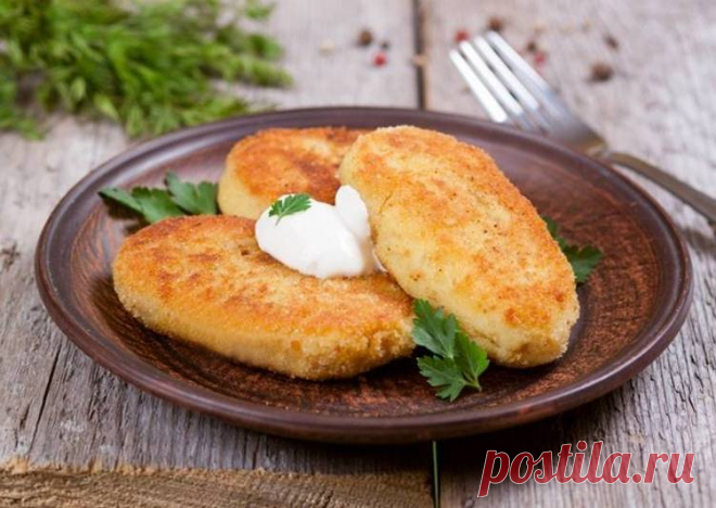 Котлеты из картофеля с сюрпризом: бюджетно и вкусно - Today.ua Котлеты из картофеля со вкусной начинкой внутри не сложны в приготовлении и могут стать вашим любимым блюдом после первой же дегустации. А сейчас, когда у многих из-за ситуации с карантином, денег стало мало, а свободного времени появилось много, такое блюдо может внести приятное разнообразие в семейное меню и помочь вам вкусно скоротать время. Итак, чем …