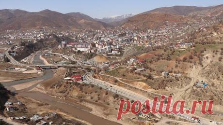 Բոլոմորի (գետ)

Բոլոմորի, գետ Թուրքիա Թունջելիի մարզ Երկարություն 69 կիլոմետր , Արածանիի ավազանում։ Գոյանում է 14 ձորերից հոսող գետակներից, որոնք սկիզբ են առնում Բյուրակն-Մնձուրյան լեռնահամակարգի Բաղրբաբա, Ղուզլուջան, Տուժիկ, Սել լեռների սառնորակ աղբյուրներից և միանալով Սաղան ու Պայազիտ գետերի մոտ՝ թափվում են Մնձուրի գետը։
Վիքիպեդիայից՝ ազատ հանրագիտարանից