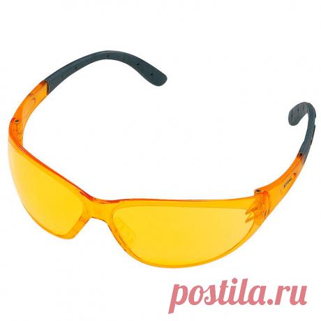 У жёлтых защитных очков CONTRAST улучшенная видимость за счёт повышения контраста жёлтыми стёклами. Эти стёкла не запотевают, устойчивы к царапинам и снабжены боковой защитой. На концах дужек есть мягкие накладки. 100 % защита от ультрафиолетового излучения. Отвечает требованиям EN 166. Масса 26,0 г.