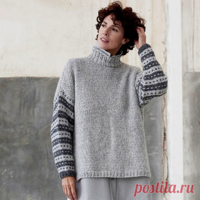 Свободный свитер с полосатыми рукавами