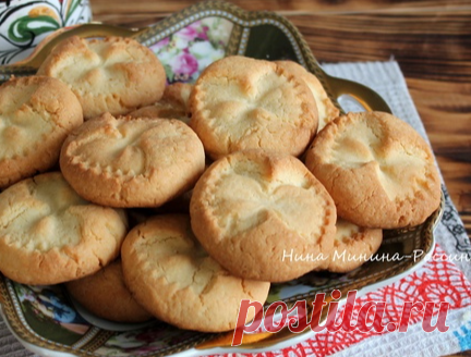 Печенье из рисовой и кукурузной муки автор Нина Минина-Россинская
Печенье получается мягким, рассыпчатым, а благодаря разнообразию вариантов добавленных в тесто пряностей - каждый раз новый вкус. Для более нежной структуры лучше брать сахар самого мелкого помола.
Раскатывать и вырезать формочками не советую. Сама не пробовала, но тесто хоть и эластичное, но довольно рыхлое. 
Ингредиенты: мука рисовая - 1 стакан мука кукурузная - 1 стакан масло сливочное - 100 г сахар - 50-...