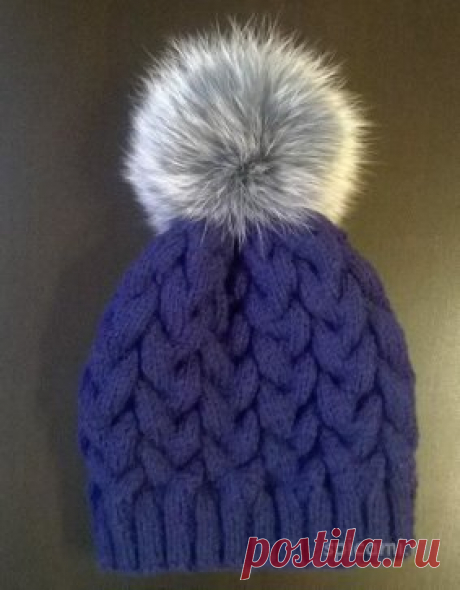 Шапка косами и меховым помпоном
.
Использовалась пряжа Alize Lanagold fine в 2 сложения 100гр, спицы 3, помпон из песца.
Узор – коса из 12 петель.
Набирала 100 петель на резинку 2*2, провязав 5-6 см резинки прибавляла равномерно 44 петли и вязала узором коса из 12 петель. Верхушку убавляла постепенно количеством петель между косами и в конце стянула.