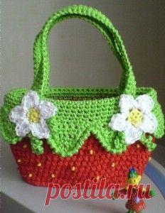 Вязание детских сумок: вязанная сумка крючком "Клубничка"