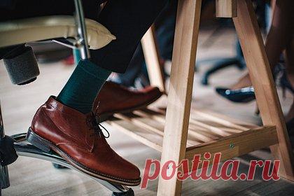 Россиян предупредили об опасности работы в уличной обуви. Врач-дерматолог Александра Филева предупредила россиян об опасности нахождения в офисе в уличной обуви. По словам доктора, в помещении потовые железы начинают работать активнее, позволяя развиваться патогенным микроорганизмам. Помимо этого, из-за утепленной обуви защитные свойства кожи на влажных стопах снижаются.