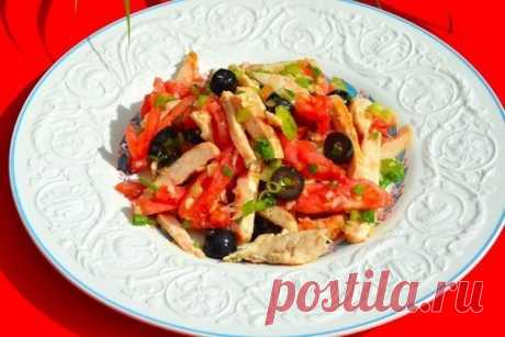 Салат из курицы с оливками