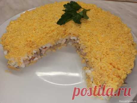 Салат на 8 марта. Салат с копчёной  курицей и грибами Всем привет! В преддверии праздников предлагаю приготовить вкусный, сытный салат с копчёной курицей и маринованными грибами. Все ингредиенты идеально сочетаются между собой. Готовится легко и простоИнгредиенты :&nbsp;1.Куриная копчёная грудка - 200 г 2.Сыр - 150 г&nbsp;3.Грибы шампиньоны...