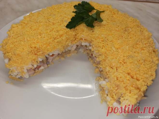 Салат на 8 марта. Салат с копчёной  курицей и грибами Всем привет! В преддверии праздников предлагаю приготовить вкусный, сытный салат с копчёной курицей и маринованными грибами. Все ингредиенты идеально сочетаются между собой. Готовится легко и простоИнгредиенты : 1.Куриная копчёная грудка - 200 г 2.Сыр - 150 г 3.Грибы шампиньоны...
