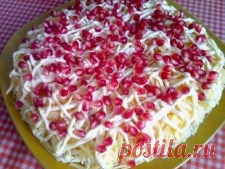 Салат Екатерина Мудрая Слоями: - отварное куриное филе - обжаренный лук + чеснок - майонез