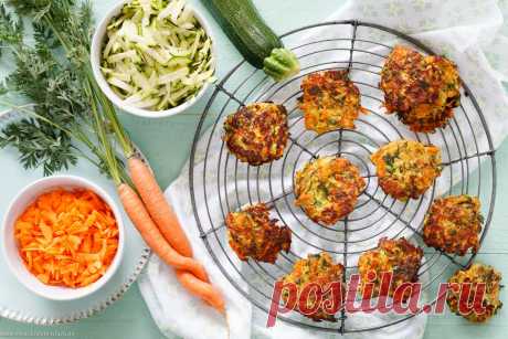 Zucchini und Möhren sind einfach ein tolles Duo. Die Gemüsepuffer sind immer eine schöne, vegetarische und „leichte“ Abwechslung im Kochalltag. Die Zucchini Möhren Puffer sind gesund und lecker und dazu passt sehr gut ein Kräuterquark. Lecker auch als Beilage zu Fleisch oder Fisch.