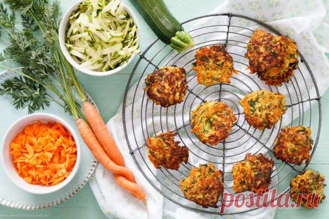 Zucchini und Möhren sind einfach ein tolles Duo. Die Gemüsepuffer sind immer eine schöne, vegetarische und „leichte“ Abwechslung im Kochalltag. Die Zucchini Möhren Puffer sind gesund und lecker und dazu passt sehr gut ein Kräuterquark. Lecker auch als Beilage zu Fleisch oder Fisch.