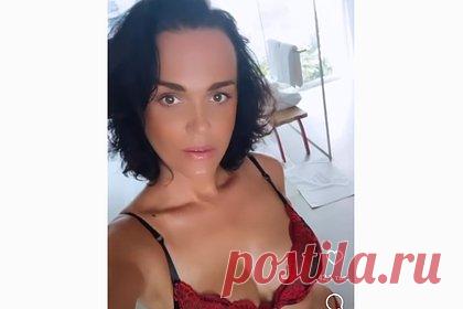 Певица Слава показала тело в нижнем белье через пять месяцев после пластики. Российская певица Слава показала тело в откровенных образах через пять месяцев после пластики. В начале видео 42-летняя поп-исполнительница показала две обложки журналов Playboy и Pent House, для которых она снялась топлес в 2004 году. Затем она продемонстрировала записанные в этом году кадры в комплектах белья.