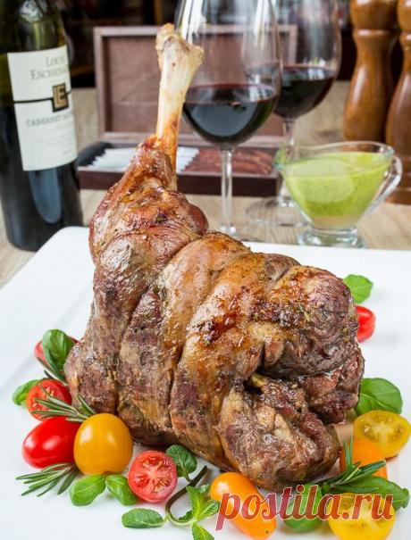 Продолжаю исполнять предновогодние желания. Сегодня дело дошло до запеченной бараньей ноги. Мы пойдем по классике и приготовим ее с чесноком и розмарином - это идеальное сочетание для баранины, мне кажется. Плюс нам пригодится мятный соус, рецептов которого я поделилась с вами вчера.Тут я частично вынула кости из окорока - чтобы и время приготовления немного сократить, [...]