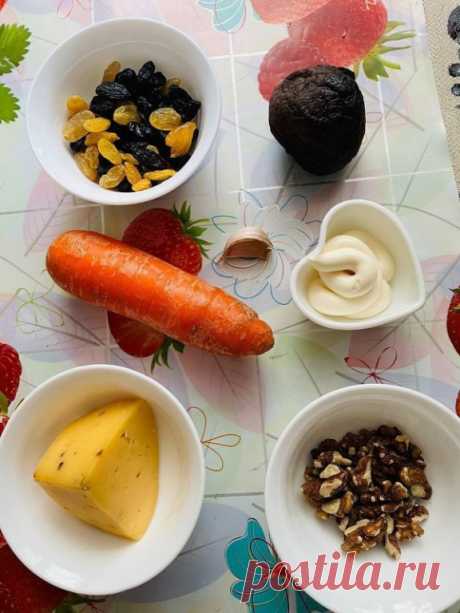 Салат "Любовница" - это оригинальное блюдо, которое удивит вас своим вкусом и сочетанием ингредиентов. В этом салате главные роли играют вареная свекла и сырая морковь, которые сочетаются вместе, создавая неповторимый аромат и вкус. Изюм добавляет сладость и некоторую терпкость, а орехи делают салат хрустящим и насыщенным. Чеснок, добавляемый только на один слой с майонезом, придает салату пикантность и дополнительный аромат. Этот салат идеально подходит для ужина или обед...