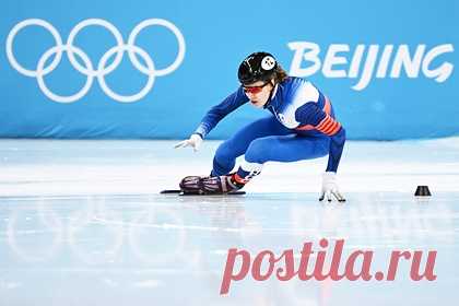 Россиянин Ивлиев завоевал серебро в шорт-треке на Олимпиаде в Пекине. Российский шорт-трекист Константин Ивлиев завоевал серебряную медаль на Олимпиаде в Пекине. Победителем забега стал венгр Лю Шаоанг. Он преодолел дистанцию за 40,34 секунды. 21-летний россиянин отстал от чемпиона на 0,11 секунды. Бронзовым призером стал канадец Стивен Дюбуа с отставанием 0,34 секунды.