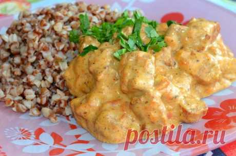 Мясо в сметанно - чесночном соусе