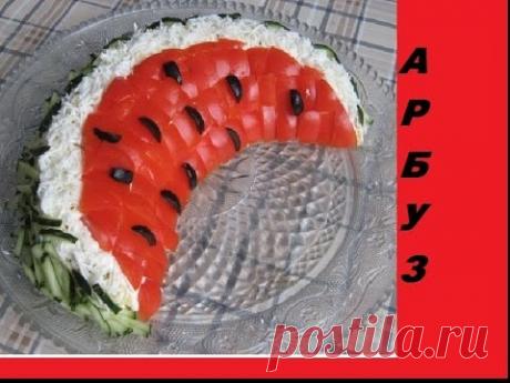 Салат АРБУЗНАЯ ДОЛЬКА с курицей, свежими огурцами и помидорами.