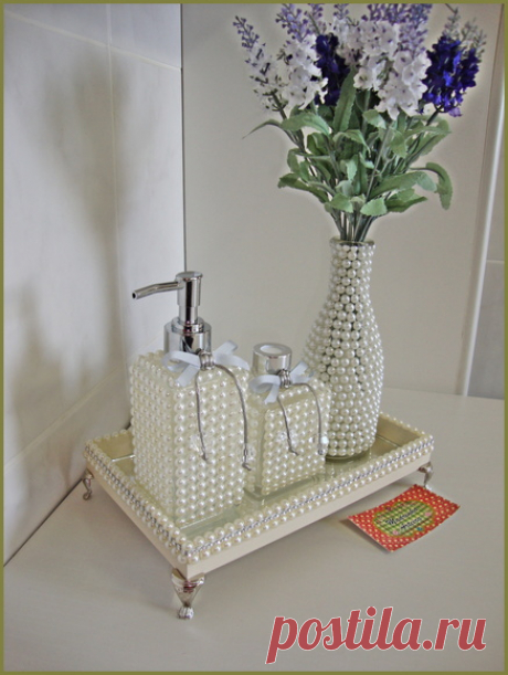 Kit para lavabo ou banheiro | Madrinha Arteira | Elo7 Kit contém: 
- porta sabonete líquido ou porta álcool gel de 250ml 
- difusor de varetas, 
- vaso de garrafa 
todas peças são de vidro e decoradas com meia pérola, e pingente 
- Bandeja de MDF com base interna de espelho e decorada com meia pérola e strass prata. 
Pés egípcios. 
Entre em contato ...