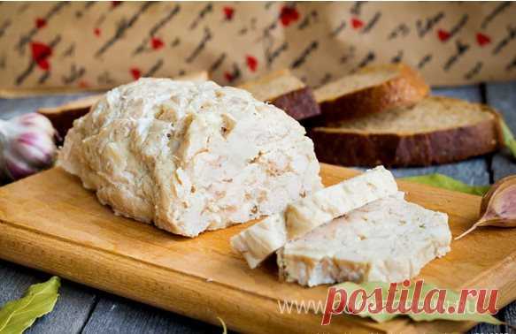 Рулет из курицы - готовлю давным-давно вместо колбасы Рулет из курицы - один из простых и легких рецептов вкусной закуски. Есть похожий рецепт - сальтисон из курицы, но готовится он намного дольше и сложнее. Мы практически не едим колбасную продукцию...