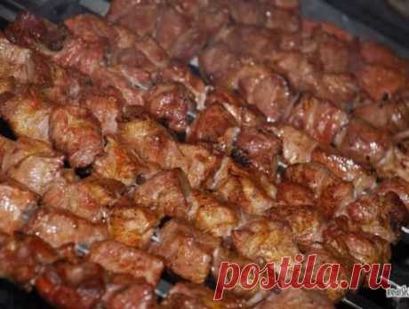 Фантастически мягкое мясо на шашлыки за полчаса. Сохрани себе на страницу, чтобы не потерять этим летом! 
3 способа: 
1. Рецепт весьма прост. На 2 кг мяса — 1 большой киви или 2 маленьких. Спелые разминаем руками и перемешиваем с мясом, а твёрдые киви режем на мелкие кусочки и тоже перемешиваем с мясом. Специи и лук — как любите. Мясо всегда становилось мягким всего за полчаса!!! 
2. Два гранат