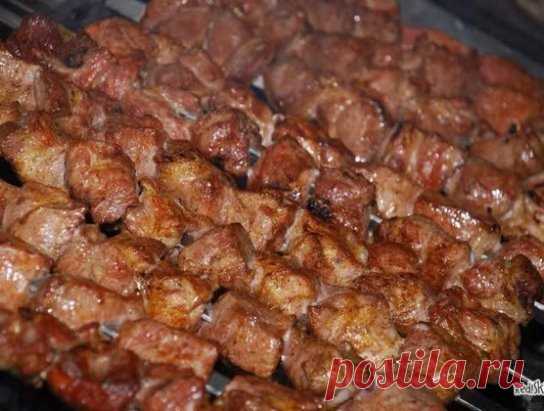 Фантастически мягкое мясо на шашлыки за полчаса. Сохрани себе на страницу, чтобы не потерять этим летом! 
3 способа: 
1. Рецепт весьма прост. На 2 кг мяса — 1 большой киви или 2 маленьких. Спелые разминаем руками и перемешиваем с мясом, а твёрдые киви режем на мелкие кусочки и тоже перемешиваем с мясом. Специи и лук — как любите. Мясо всегда становилось мягким всего за полчаса!!! 
2. Два гранат
