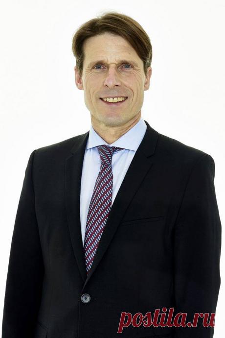 Профессор Роланд Беккер
Профессор, доктор мед. наук Роланд Беккер – немецкий врач-ортопед, специалист в области травматологии, артроскопии и эндопротезирования коленного и тазобедренного суставов, а также спортивных травм. Консультации с 4-5 марта 2017г. в Европейском центре ортопедии и терапии боли по адресу:
г. Москва, ул. Трифоновская 11
+7 (495) 120-46-92
info@euromed.academy