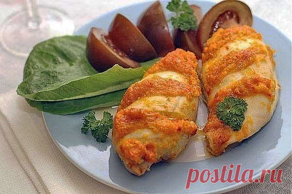 КУРИЦА ПИРИ-ПИРИ! Вкусная и сочная курочка в ароматном соусе! Попробуйте! Ингредиенты: • Перец сладкий красный - 1 шт , • Перец чили - 4 шт , • Лимоны - 1 шт , • Паприка молотая - 1 ч. л , • Чеснок - 1 зубчик , • Соль - ½ ч. л , • Куриное филе - 500 г , • Масло оливковое - 30 мл. Приготовление: Перец вымойте, тщательно очистите от семян (осторожно с острым перцем, лучше защитить руки!).