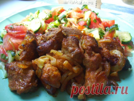 Вкуснейший шашлык в духовке

Секреты приготовления такого мяска:
1. готовить надо в рукаве для запекания.
2. на луковой подушке. Причем лук должен быть маринованный. Именно он
более всего и придает мясу вкус шашлыка.
Но обо всем по порядку...

Ингредиенты:

Свинина
Лук
Специи

Приготовление:

Мясо лучше всего получается кусочками. Я пробовала антрекоты - не так
вкусно.
Кусочки мяса отбить. Я накрываю пищевой пленкой. Отбиваю сильно.
Потом пленку снимаю, перчу, солю и еще р...