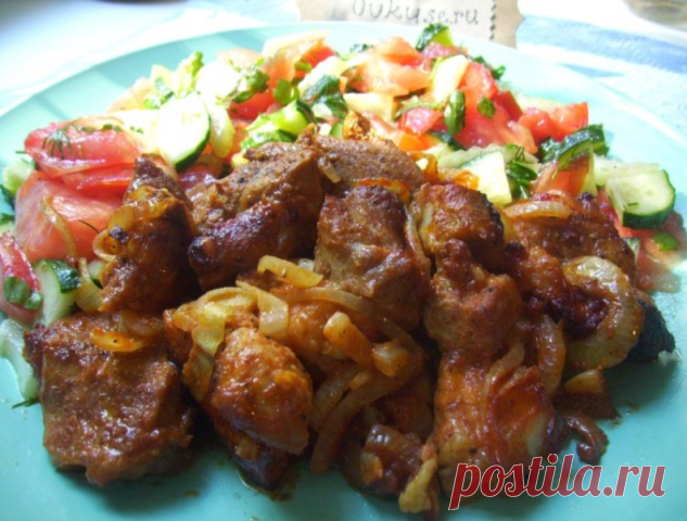 Вкуснейший шашлык в духовке

Секреты приготовления такого мяска:
1. готовить надо в рукаве для запекания.
2. на луковой подушке. Причем лук должен быть маринованный. Именно он
более всего и придает мясу вкус шашлыка.
Но обо всем по порядку...

Ингредиенты:

Свинина
Лук
Специи

Приготовление:

Мясо лучше всего получается кусочками. Я пробовала антрекоты - не так
вкусно.
Кусочки мяса отбить. Я накрываю пищевой пленкой. Отбиваю сильно.
Потом пленку снимаю, перчу, солю и еще р...