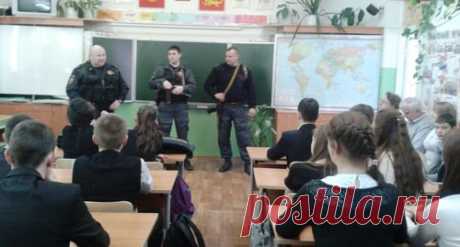 11 марта в средней школе пос. Пролетарский Серпуховского м. р., в рамках патриотического воспитания молодежи сотрудниками МУ МВД России «Серпуховское» был проведен «Урок Мужества».