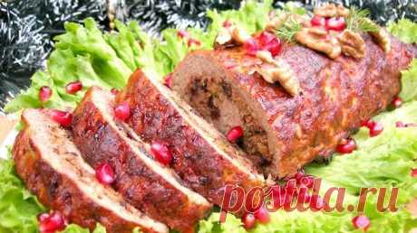 Праздничный мясной рулет — ярко и несложно! Праздничный мясной рулет по этому рецепту является универсальным блюдом на праздничный стол. Подавать его можно горячим, в качестве основного мясного блюда или холодным, в качестве мясной закуски. Мясной рулет очень ярко смотрится на праздничном столе, получается вкусным и готовится совсем несложно. Ингредиенты: Фарш говяжий – 800 г Лук – 1 шт. Яйца – 3 шт....