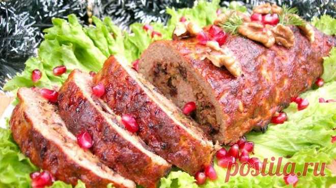 Праздничный мясной рулет — ярко и несложно! Праздничный мясной рулет по этому рецепту является универсальным блюдом на праздничный стол. Подавать его можно горячим, в качестве основного мясного блюда или холодным, в качестве мясной закуски. Мясной рулет очень ярко смотрится на праздничном столе, получается вкусным и готовится совсем несложно. Ингредиенты: Фарш говяжий – 800 г Лук – 1 шт. Яйца – 3 шт....