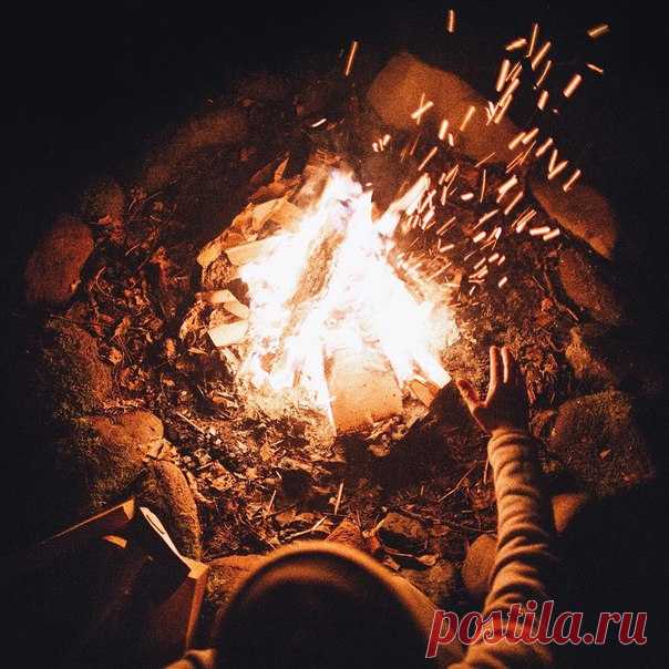 Дурацкое, конечно, чувство эта надежда, но очень приятное. Трудно за нее не цепляться. 

Макс Фрай