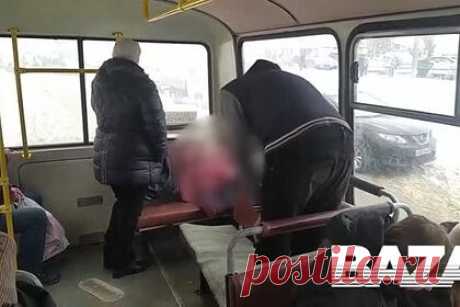 Совершавший намаз в автобусе водитель попал на видео. В Воронеже водитель автобуса №17 совершал намаз в салоне и попал на видео. Пассажиры рассказали, что часто замечали водителя за молитвой, но обычно это происходило в пустом автобусе. Однако 22 января в Воронеже было холодно, поэтому шофер пустил людей внутрь пораньше, чтобы они не мерзли на улице.