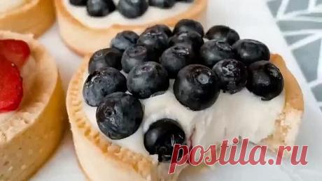 Песочные тарталетки со сливочным кремом из белого шоколада.