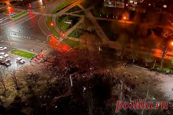 Последствия падения бомбы в Белгороде. Видео. Вечером 20 апреля в центре Белгорода произошел взрыв, на пересечении проспекта Ватутина и улицы Губкина образовалась воронка радиусом 20 м, сообщил губернатор региона Вячеслав Гладков.