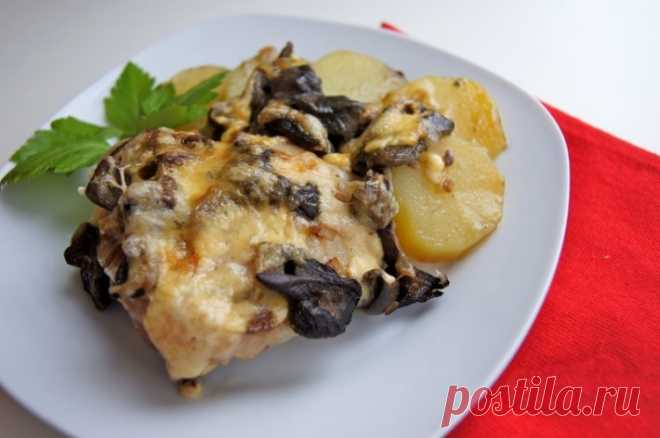 Картофель, запеченный под сырно-грибным соусом