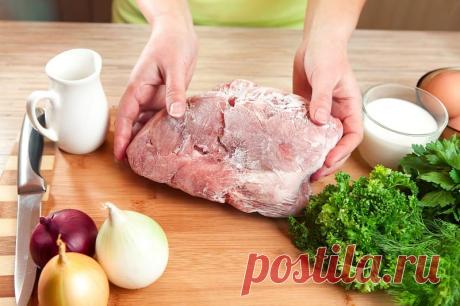 Как правильно размораживать мясо из морозилки? Правильно замороженное мясо хранится без проблем в морозилке неделями. При этом, использовать его можно в любое время – главное правильно разморозить.