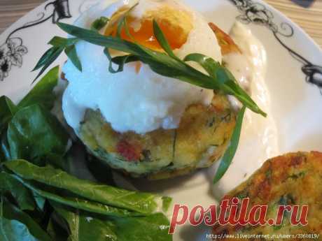 Картофельные котлетки с яйцом &quot;Пашот&quot; Танцы от плиты и до компа !!!
 Для рецепта на 6 штук требуется : 350 г отварного картофеля; 80 г копченого лосося; или ветчины ; или колбасы ,-1 яйцо ,- мука -1 стл, -зеленый лук, укроп; черный перец,…