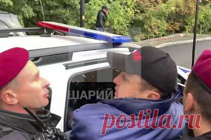 Лидера украинских предпринимателей силой затолкали в патрульную машину в Киеве. В центре Киева под стенами Верховной Рады во время акция протеста сторонников движения «SaveФОП» («Спасти физических лиц-предпринимателей»), выступающих против нововведений в налоговый кодекс Украины, задержали лидера движения украинских предпринимателей Сергея Доротича.