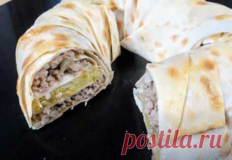 Полкило фарша, лаваш и лук: мясной пирог без теста за 20 минут