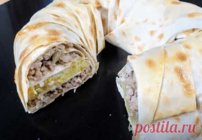 Полкило фарша, лаваш и лук: мясной пирог без теста за 20 минут
