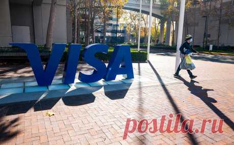 Visa заявила об «оперативных мерах» для соблюдения санкций против России. Ранее Mastercard отключила от своей сети несколько российских финансовых организаций. Карты банков, попавших под санкции, не будут работать за границей и при оплате в зарубежных онлайн-магазинах, но продолжат действовать в России
