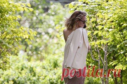 Россиян предупредили об опасном солнце в нескольких регионах. В регионах Черноземья, Южного и Северо-Кавказского федеральных округов в ближайшие дни ожидается очень высокий уровень ультрафиолетового излучения. Об опасном солнце россиян предупредил научный руководитель Гидрометцентра страны Роман Вильфанд. Находиться на открытой местности синоптик не рекомендует.