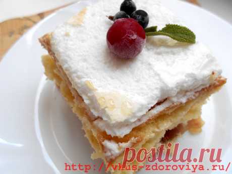 Шарлотка с яблоками и изюмом под нежнейшей белковой шапкой! Ну просто тает во рту!