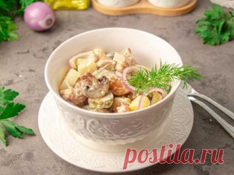 Салат деревенский с курицей и грибами за (40) минут Сытный салат Деревенский с курицей и грибами, который можно подать в качестве основного блюда на обед или ужин.