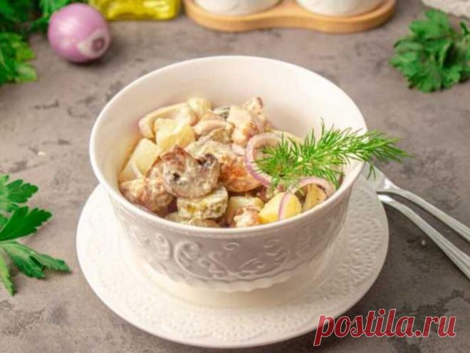 Салат деревенский с курицей и грибами за (40) минут Сытный салат Деревенский с курицей и грибами, который можно подать в качестве основного блюда на обед или ужин.