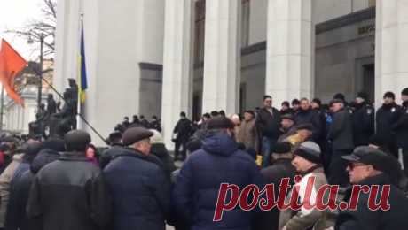 Чернобыльцы атаковали Верховную раду с криками «Пороха на нары!»