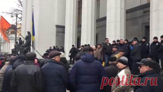 Чернобыльцы атаковали Верховную раду с криками «Пороха на нары!»