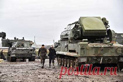 Военный эксперт сообщил о способности российской ПВО сбивать снаряды Excalibur. Российские ЗРК продемонстрировали способность сбивать американские управляемые артиллерийские снаряды M982 Excalibur, рассказал главный редактор журнала «Арсенал Отечества» Виктор Мураховский. Сложность уничтожения таких целей заключается в их размерах — длина Excalibur составляет всего один метр